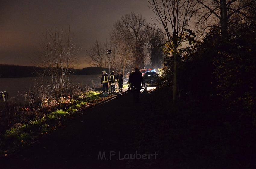 Einsatz BF Koeln PKW im Rhein Mondorf Hersel P018.JPG